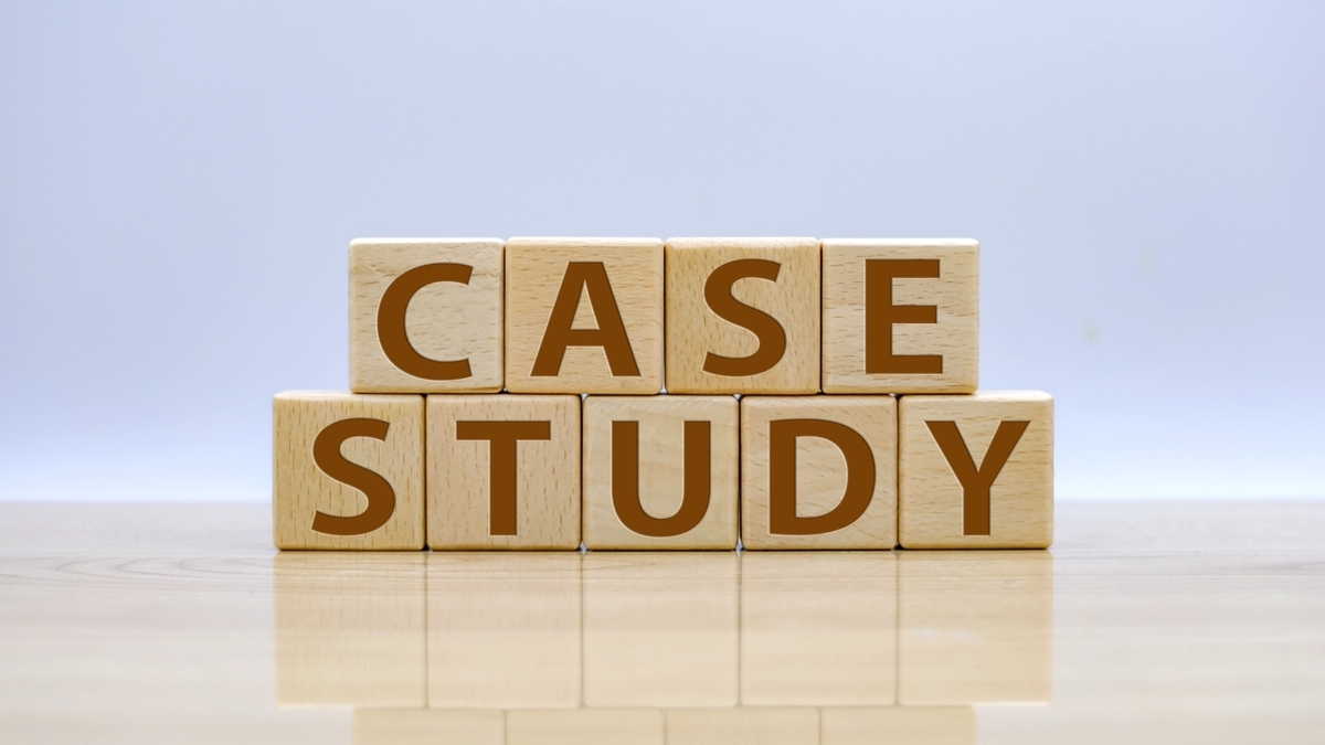 木製ブロックで作られた「CASE STUDY」という言葉