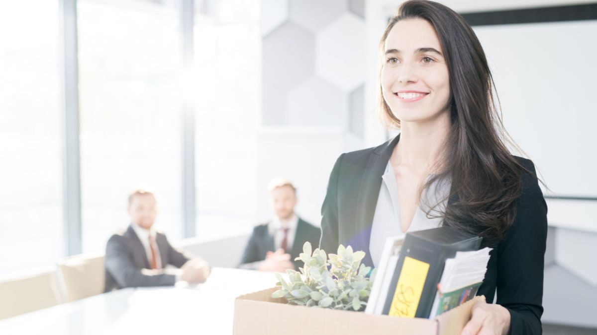 笑顔の女性社員