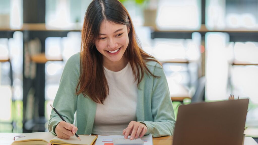 オンライン授業を受ける女性