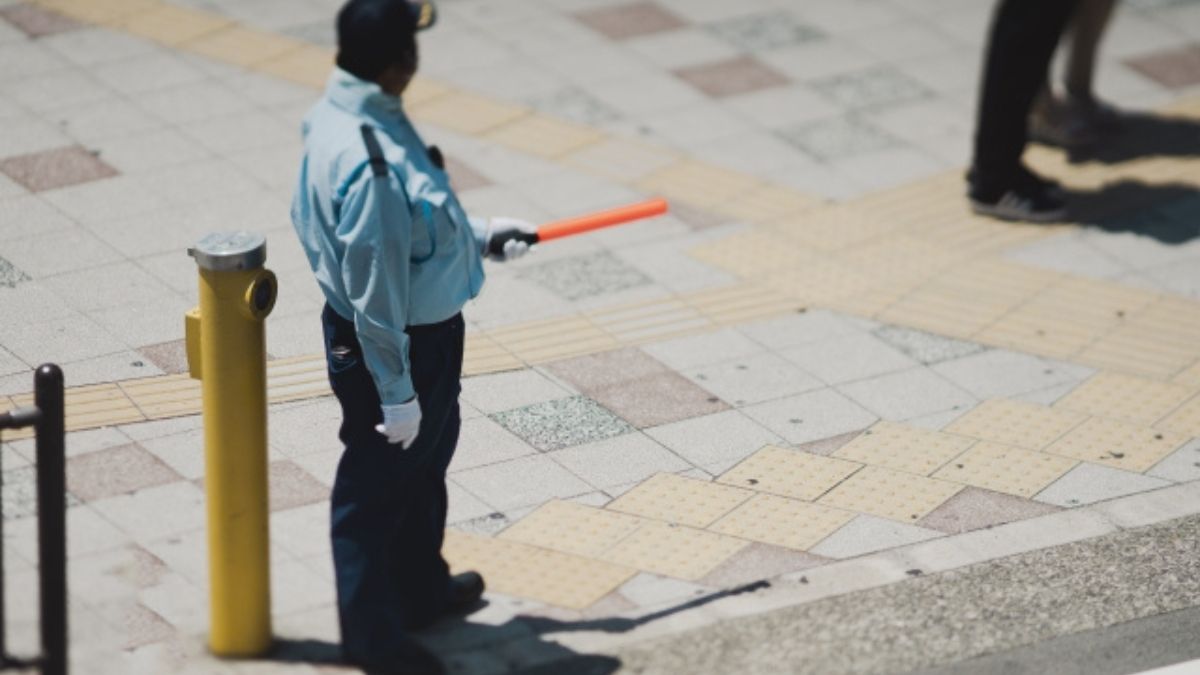 交通指導する警備員